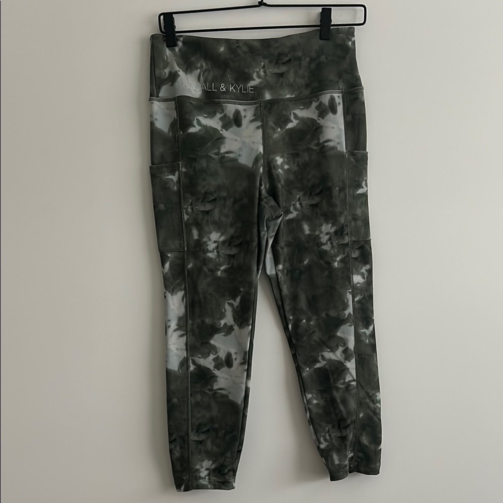 Kendall & Kylie Green Leggings with Mottled Pattern and Full Length